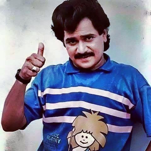 ११. लक्ष्या म्हटलं की विनोदी अभिनेता ही जी त्यांच्यावर छाप पडली ती शेवट पर्यंत निघाली नाही. त्यांच्या ‘एक होता विदुषक’ या सिनेमाच्या अपयशाने ते खचून गेले. आपल्या शेवटच्या काळात ते दारूच्या खूपच आहारी गेले होते. एका मनस्वी कलाकाराची ही शोकांतिकाच म्हणावी ल