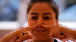 १. श्वास रोखून धरा 