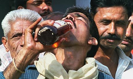 २. पिणारे टल्ली होण्यासाठीच पितात म्हणून दारुच्या अंमलाखाली होणार्‍या गुन्ह्यांची संख्या वाढते आहे.