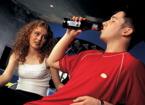 ७.  दारु प्यायला सुरुवात करण्याचे वय आता दिवसेंदिवस घसरत जाते आहे. एकेकाळी दारू महाग होती आणि प्रतिबंधीत होती. नशा व्हावी म्हणून सिगरेटची राख ग्लासात मिसळण्याचे दिवस कधीच संपले, आता एखाद्या वस्तीत दवाखाना नसेल पण मयखाना नक्कीच असेल. 