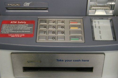 ३. माहिती सोबत तुमचा पिन नंबर सुद्धा गरजेचा असतो. त्यासाठी किपॅडच्या वर कॅमेरा बसवला जातो. पिन नंबर टाईप केल्यावर लगेचच कॅमेरा तो पिन कैद करतो.