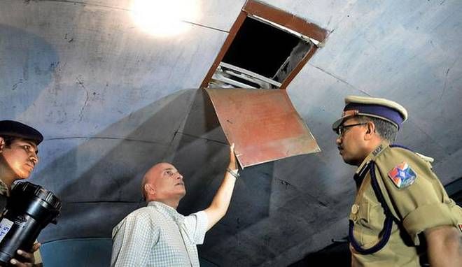 ११ चोर, २००० जबान्या, रेल्वे-सीआयडी ते नासा यांनी तपास केलेली धावत्या रेल्वेतून झालेली एकदम धूम टाईप चोरी!!