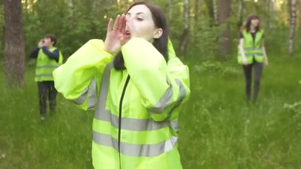 हरवलेली बाई स्वतःच तिच्या शोध मोहिमेत सामील कशी झाली?