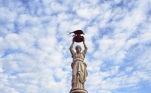 ५. हातात कीटक धरलेली देवी