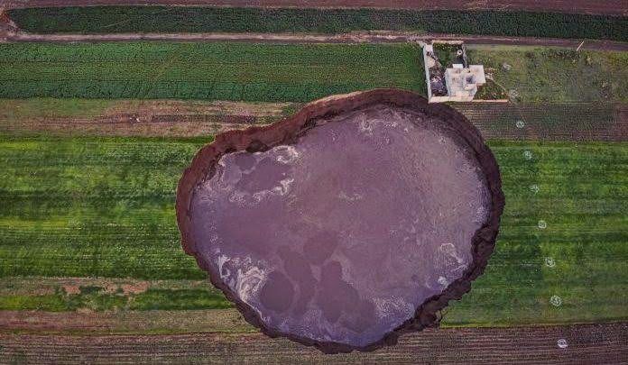 मेक्सिकोतल्या शेतातलं एका रात्रीत पडलेलं आणि वाढत चाललेलं भलं मोठं भगदाड! काय कारणं असतील यामागे?