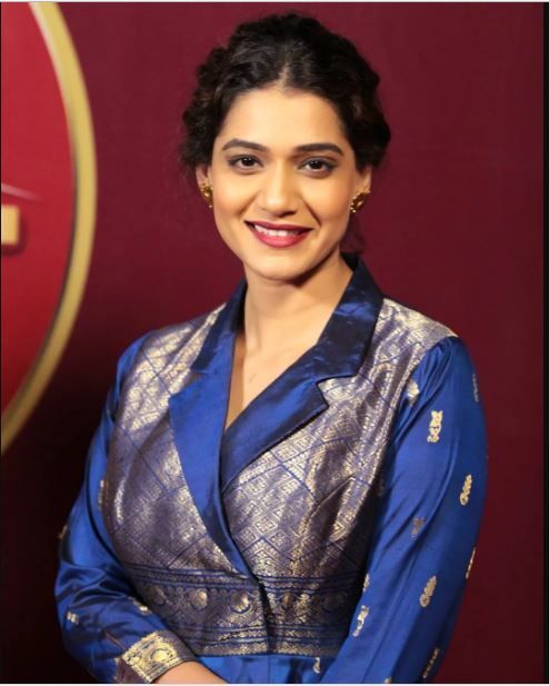 तुमच्या सुंदर रेशमी साड्यांना पुन्हा उपयोगात आणण्याच्या ८ हटके आयडिया..