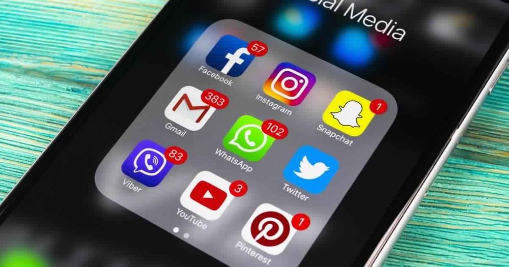 फेसबुक, व्हाट्सअॅप, ट्विटर वापरण्यासाठी लागणार टॅक्स ??...पाहा बरं कोणत्या देशात आहे हा कायदा !!