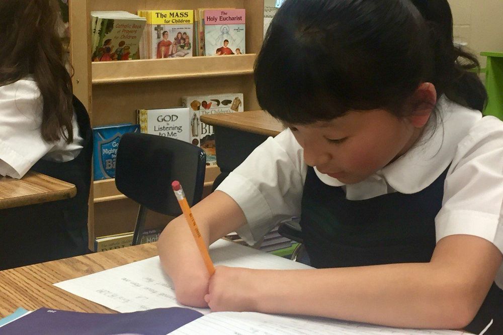 हातांविना जन्मलेल्या या १० वर्षांच्या मुलीने हस्ताक्षर स्पर्धेत पूर्ण देशात पहिला नंबर मिळवलाय!!