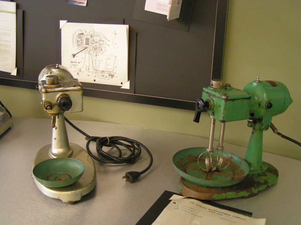 बनवायला गेले अंडी फेटणारं मशीन, शोध लागला मिक्सरचा!!