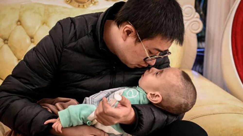 दुर्मिळ आजाराने मृत्यूपंथावरच्या दोन वर्षांच्या चिमुकल्यासाठी या चीनी बाबाने घरीच औषध बनवले..