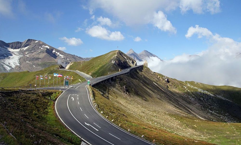 भारतीय ड्रायव्हिंग लायसन्स आहे? मग या देशांत फिरवा गाडी सुसाट..