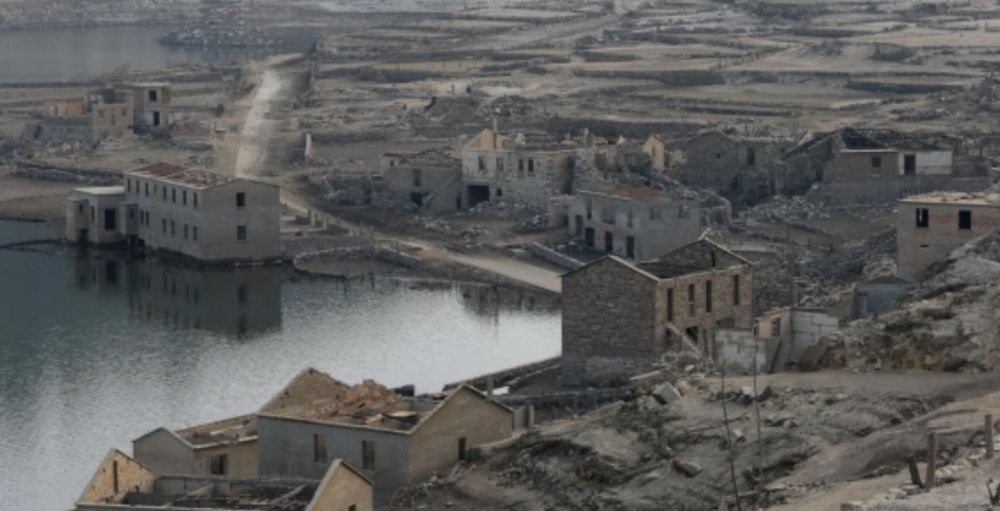 स्पेनमधले दुष्काळामुळे ३० वर्षांपूर्वी पाण्याखाली गेलेले भुताचे गाव पुन्हा वरती आले!!