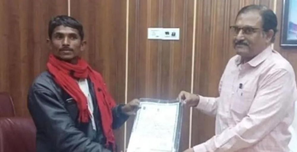 तुटलेला रेल्वेमार्ग सांगण्यासाठी हा गुजरातेतला तरुण १ किमी धावला!! बक्षीस मिळालेच, पण केवढी मोठी दुर्घटना टळली!!