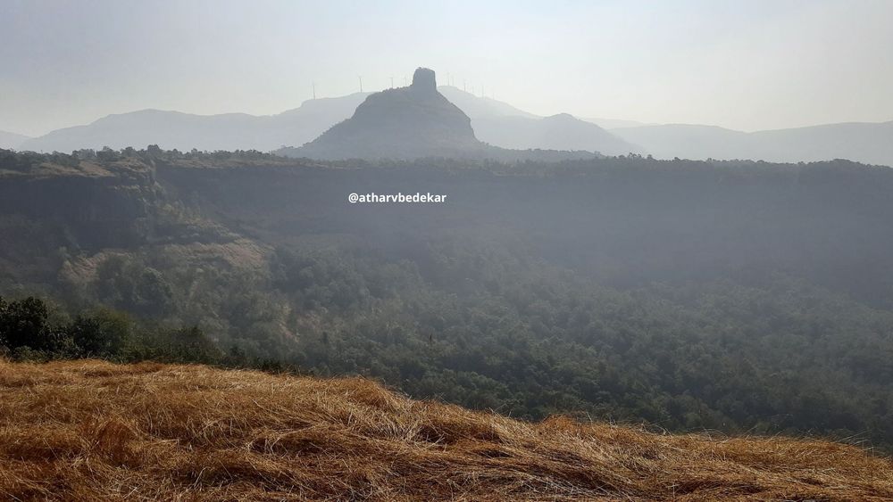 अवघड वाटा दुर्गांच्या: कातळात कोरलेल्या सुंदर सर्पाकार पायऱ्यांचा आणि आगळ्यावेगळ्या पाणबुडी आकाराचा 'कोथळीगड'!!