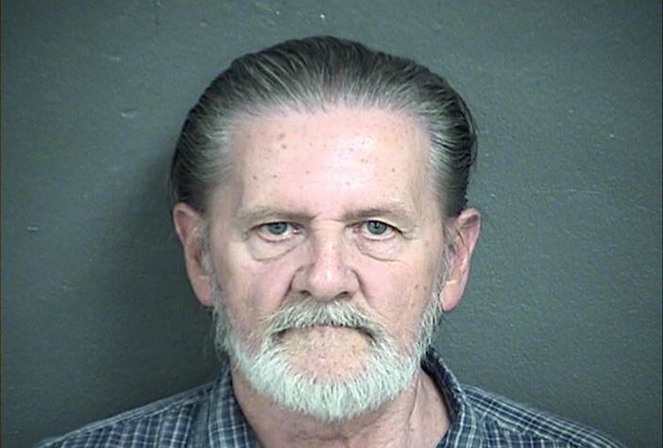 सत्तरीचं म्हातारं करतंय थेरं...बायकोपासून दूर राहण्यासाठी बँकेवर दरोडा !!!