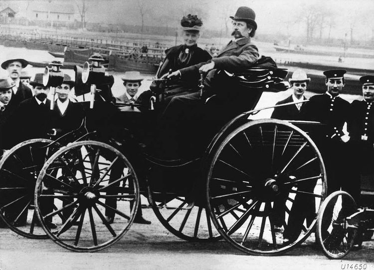 कार्ल आणि बर्था बेन्झ त्यांच्या गाडीसोबत..