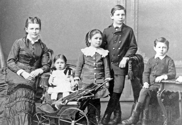 बर्था बेन्झ त्यांच्या चार मुलांसोबत..