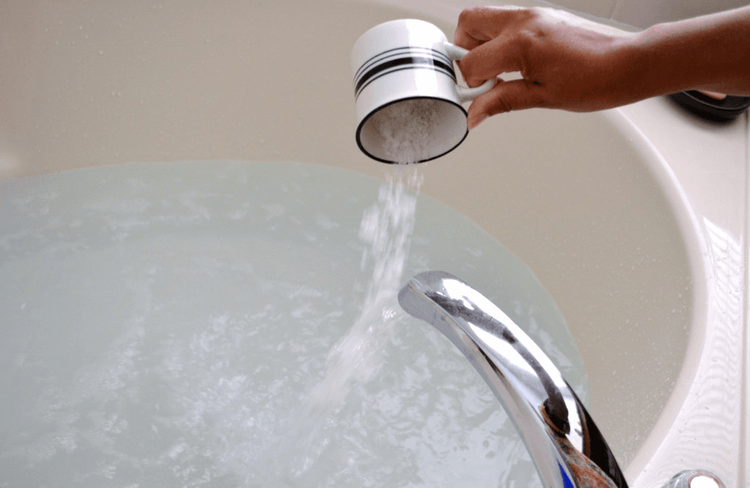 मीठाचा वापर आपण त्वचेसाठी स्क्रब म्हणून करू शकतो. मीठ हे त्वचेवरील मृतपेशी दूर करून त्वचेची बंद छिद्रे उघडी करतं. त्यामुळे त्वचेला चमक येऊन कोरडी त्वचाही दूर होते. रोजच्या अंघोळीच्या पाण्यात चमचाभर मीठ वापरल्यास तेही त्वचेसाठी उत्तम आहे.