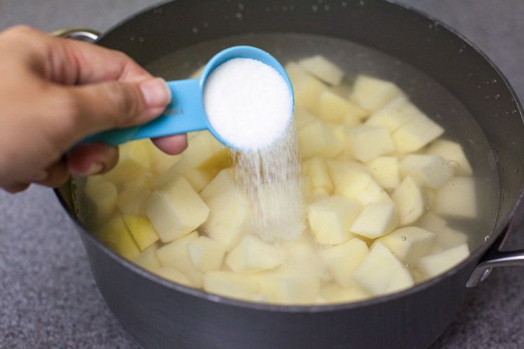 बर्‍याचदा सफरचंद, बटाट्यासारख्या फळांचे काप उघड्यावर ठेवल्यास थोड्याच वेळात त्याच्यावर लालसर डाग दिसू लागतात. हे डाग न येण्यासाठी या फोडी मीठाच्या पाण्यात ठेवा.