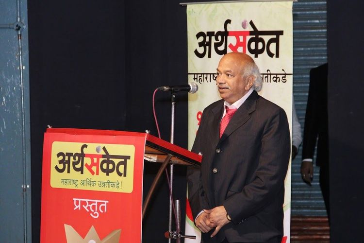 ८. मुरलीधर रेडकर यांच्या नंतर आता तिसरी पिढी अहिल्या आयुर्वेदिक औषधालय पुढे चालवत आहे.