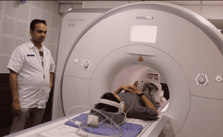 ४.  कानात बोळे आणि डोळे बंद