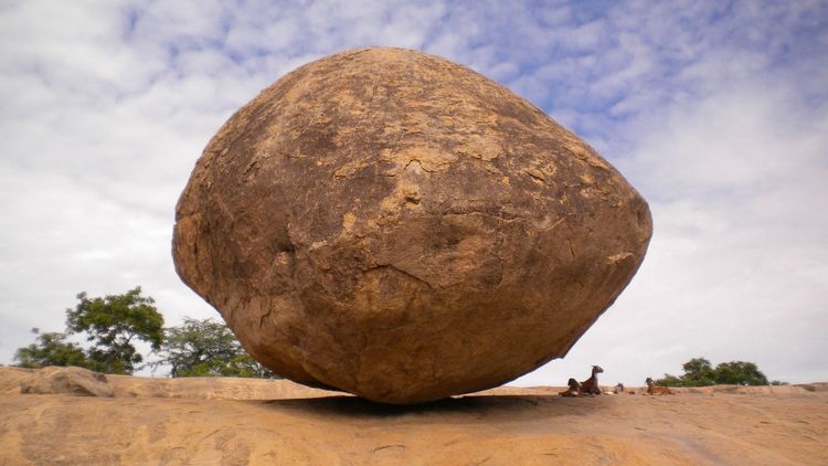 सात हत्तींनासुद्धा न हललेल्या या दगडाचं रहस्य आहे तरी नेमकं काय ??