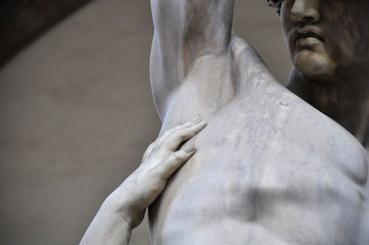 २. बगलेतले केस कापणारा