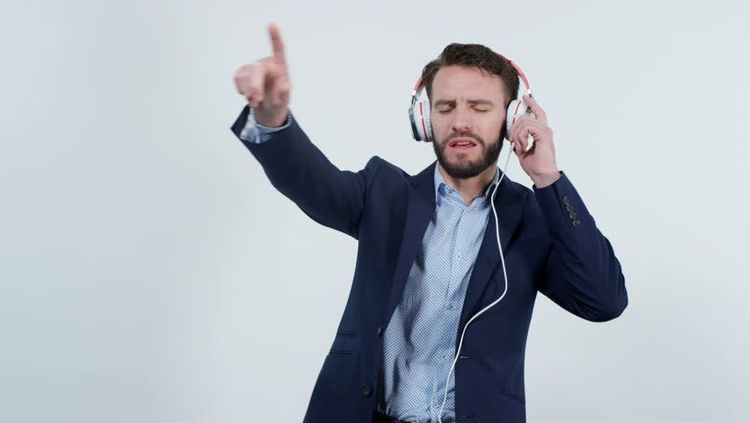 ६. गाणी लावा आणि नाचा