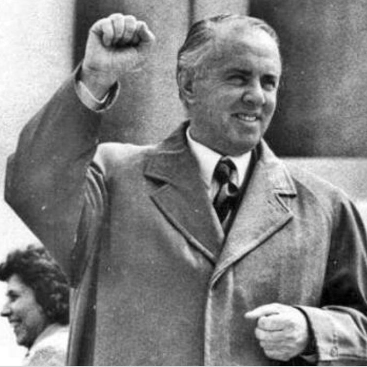 ६. एन्वेर होचा (अल्बानिया) – ४० वर्ष