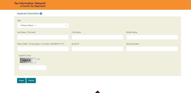 ४. वरील पर्यायांमधले योग्य पर्याय निवडल्यानंतर तुमची सर्व माहिती भरा. माहिती भरल्यानंतर Submit या बटनावर क्लिक करा. 