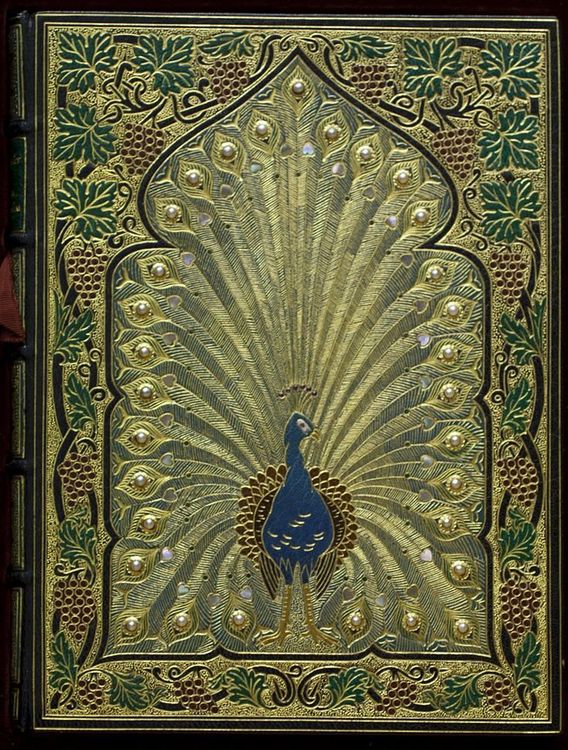 ३. दागिन्यांनी मढवलेले ओमार खय्यामच्या रुबायत असलेलं मौल्यवान पुस्तक