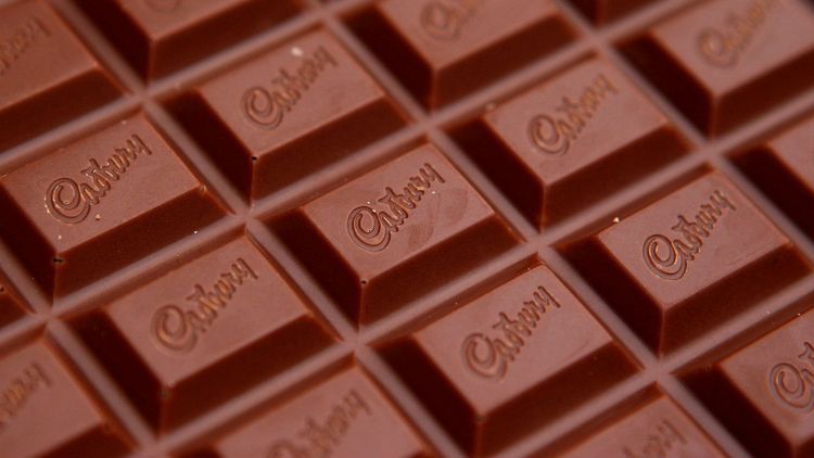 ११. चॉकलेट आणि तळलेल्या पदार्थांनी चेहऱ्यावर मुरूम उठतात.