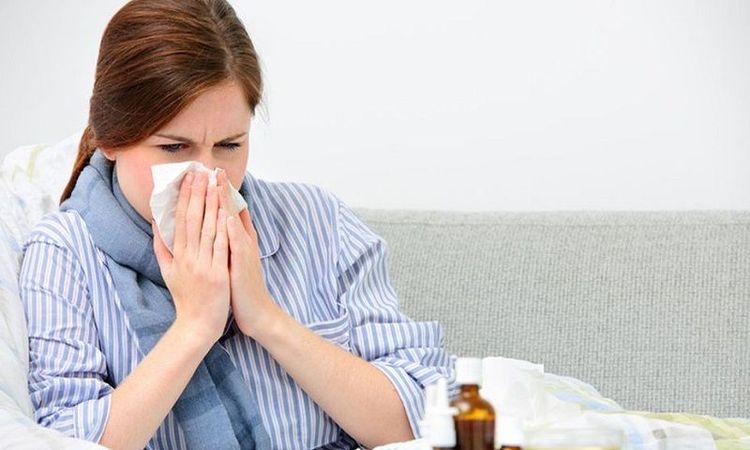 ५. पावसात भिजून घरी आल्यावर सर्दी पडसे अचानक जोर धरते. अशा वेळी वाफारा घेण्यासाठी मेन्थॉल असलेली लिक्वीड, इनहेलर,  Cetirizine किंवा Allegra या गोळ्यांची एखादी स्ट्रीप घरी असावी.