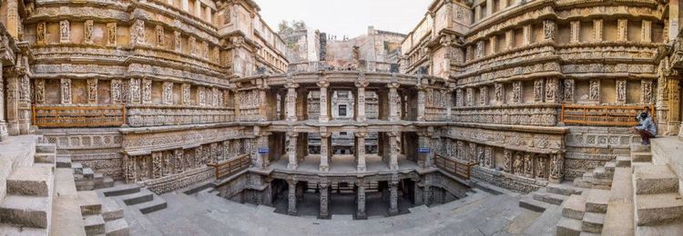 २. नोटेवर गुजरातच्या ‘रानी की बाव’ चा फोटो असेल. रानी की बाव ही एक ऐतिहासिक विहीर आहे आणि तिला २०१४ साली युनिस्कोच्या जागतिक वारसा यादीत सामील करण्यात आलंय.