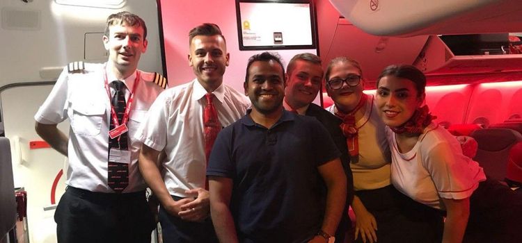 आख्ख्या विमानात हा एकच प्रवासी होता ? मस्त चंगळ झाली राव याची..