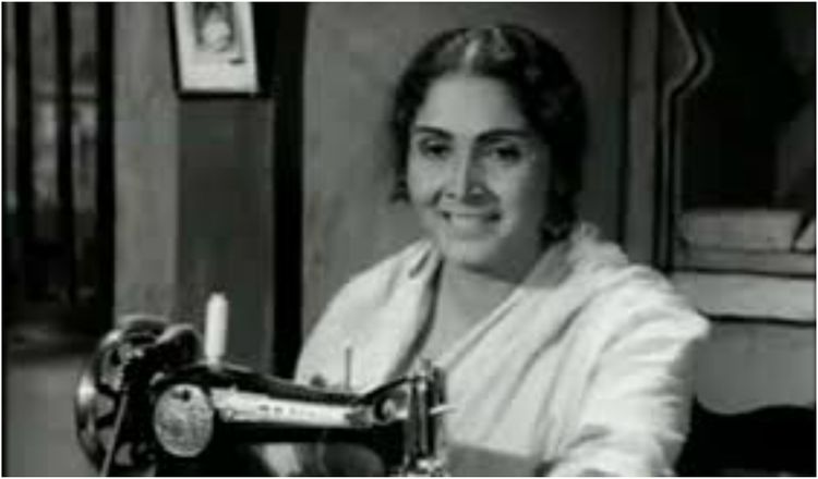 शिवणयंत्र कसं चालतं पाह्यलंय?