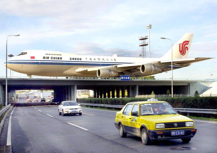 ६. जंबो जेटला विकत घेण्यासाठी त्याकाळात एअरलाईन्सनी रांगा लावल्या होत्या. याला कारण फक्त आकार नव्हता तर जंबो जेटवर एकवेळच्या इंधनात जवळजवळ ८.५६० किलोमीटर पर्यंतचा प्रवास करता यायचा. 