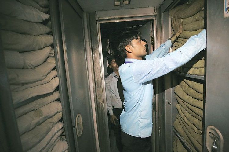 ३. मध्यरेल्वे नुसार एप्रिल ते सप्टेंबर (२०१८) दरम्यान ७९,३५० टॉवेल्स, २७,५४५ चादरी, २१,०५० उशांचे कव्हर, २१५० उशा आणि २,०६५ ब्लँकेट्स चोरण्यात आले आहेत. या सगळ्यांची किंमत ६२ लाख रुपये होते.