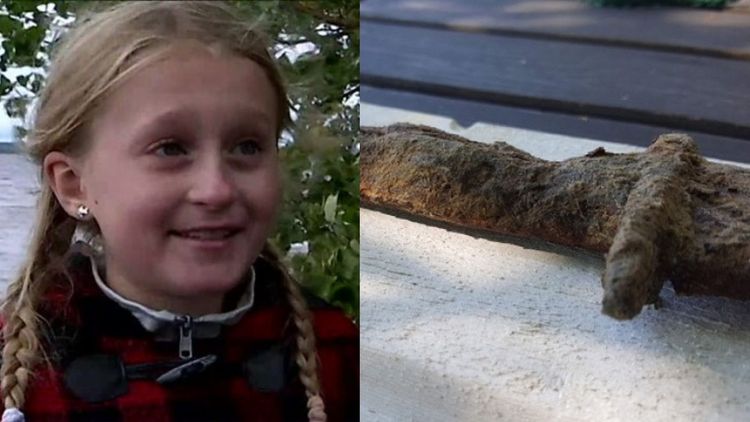 ती पोहण्यासाठी तलावात उतरली आणि तिच्या हाती चक्क हे लागलं....पाहा कोणती दुर्मिळ गोष्ट सापडली आहे तिला ?