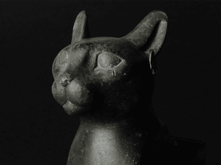 १०. इजिप्शियन काळातला मांजरीचा पुतळा