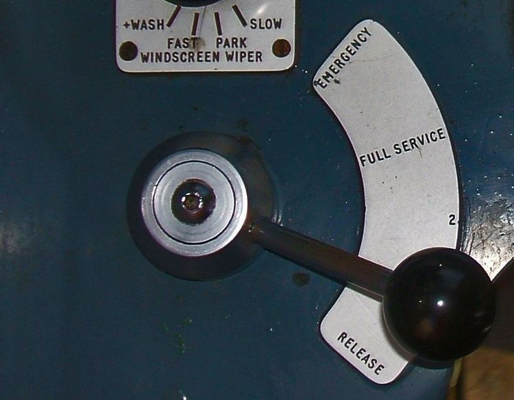 ब्रेक लावण्याची पद्धत कशी असते ?