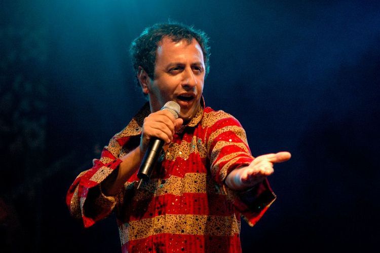 वर्ल्ड म्युझिक डे: फ्रेंच व्यक्तीस बॉलीवूडमधलं गाणं म्हणताना  कधी पाहिलं आहे?