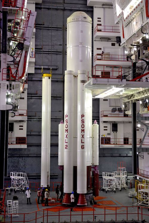 वाहन बांधणी विभागात PSLV C-34ला मोटर्स जोडण्यात येत असताना