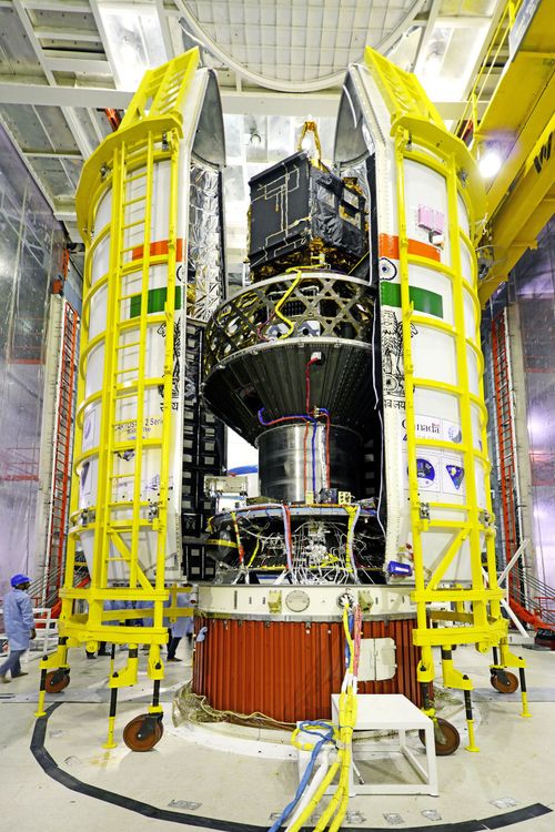 PSLV C-34 मध्ये २० अवकाशयाने जोडली जात असताना..