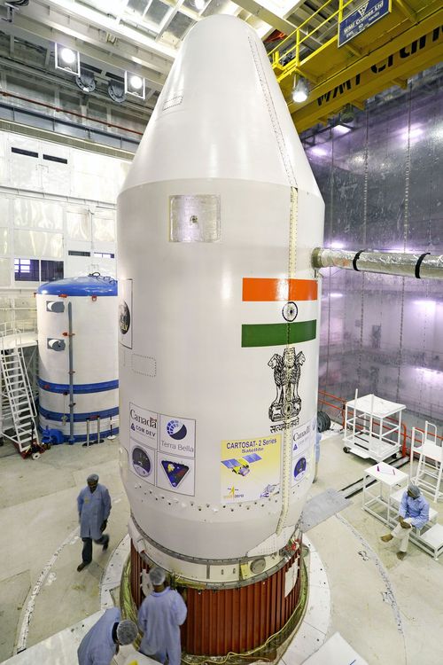 २० अवकाशयाने आत ठेवून PSLV C-34 चे उष्णतारोधक कवच बंद केल्यानंतर..
