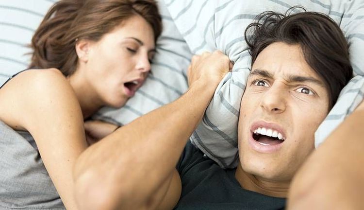 तुम्ही खूप घोरता का? मग हे घोरण्याच्या समस्येवरचे ६ रामबाण उपाय वाचाच!!