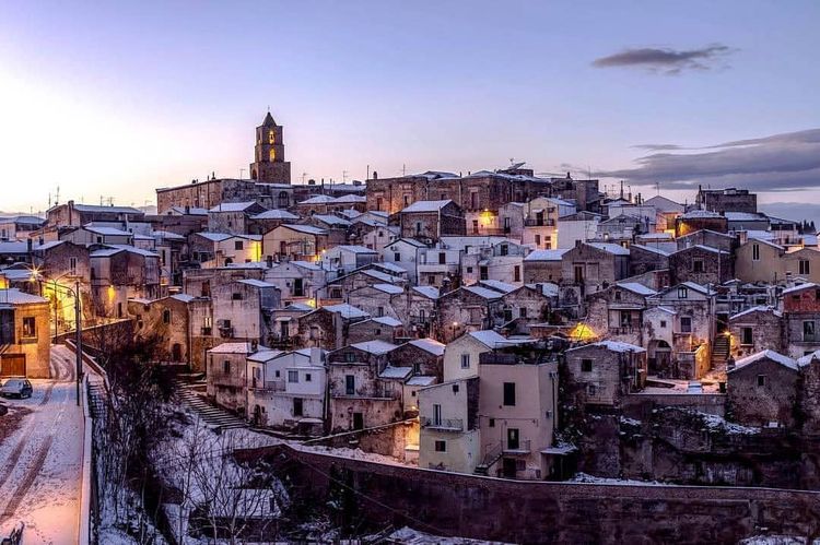 इटलीच्या या सुंदर गावात ३ महिने मोफत रहा...पूर्ण कराव्या लागतील या ३ अटी !!!