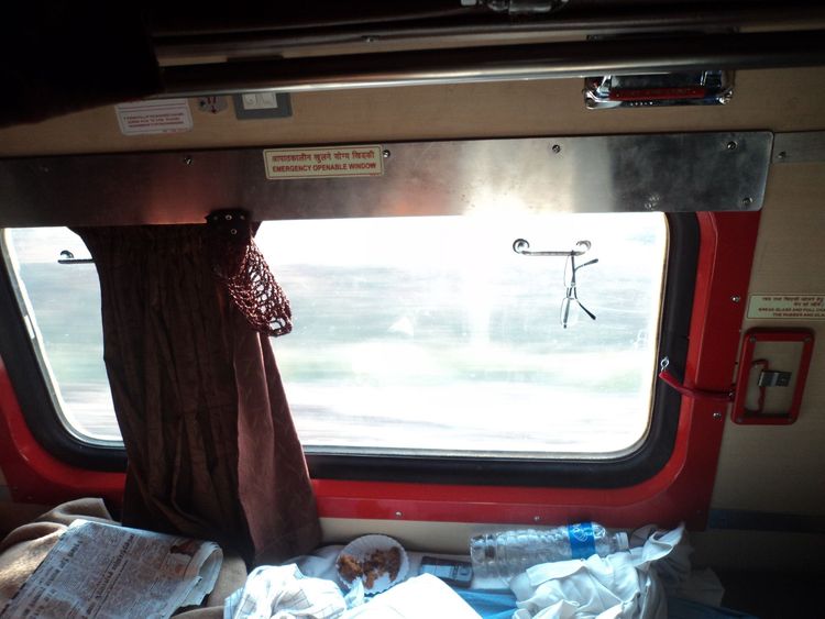 दूरदर्शन स्टाईल व्हिडिओ: रेल्वेच्या एसी डब्यातली इमर्जन्सी खिडकी कशी उघडाल?