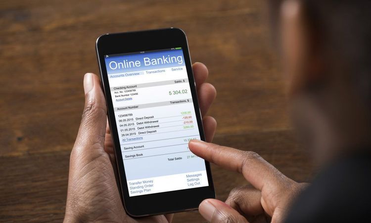 ६. यानंतर तुमच्या अॅपवरून परमिशन मागितली जाते. तुम्ही जेव्हा Allow वर क्लिक करता तेव्हा तुमचा मोबाईल चोरट्यांच्या ताब्यात गेलेला असतो.