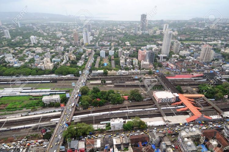 ५. मुंबईच्या सर्वात जुन्या रेल्वे पुलांपैकी एक असलेला दादरचा टिळक पूल.